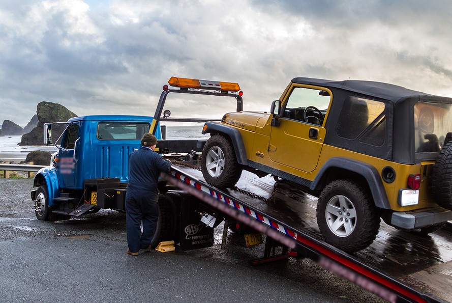 this image shows medium-duty towing in Coconut Creek, FL